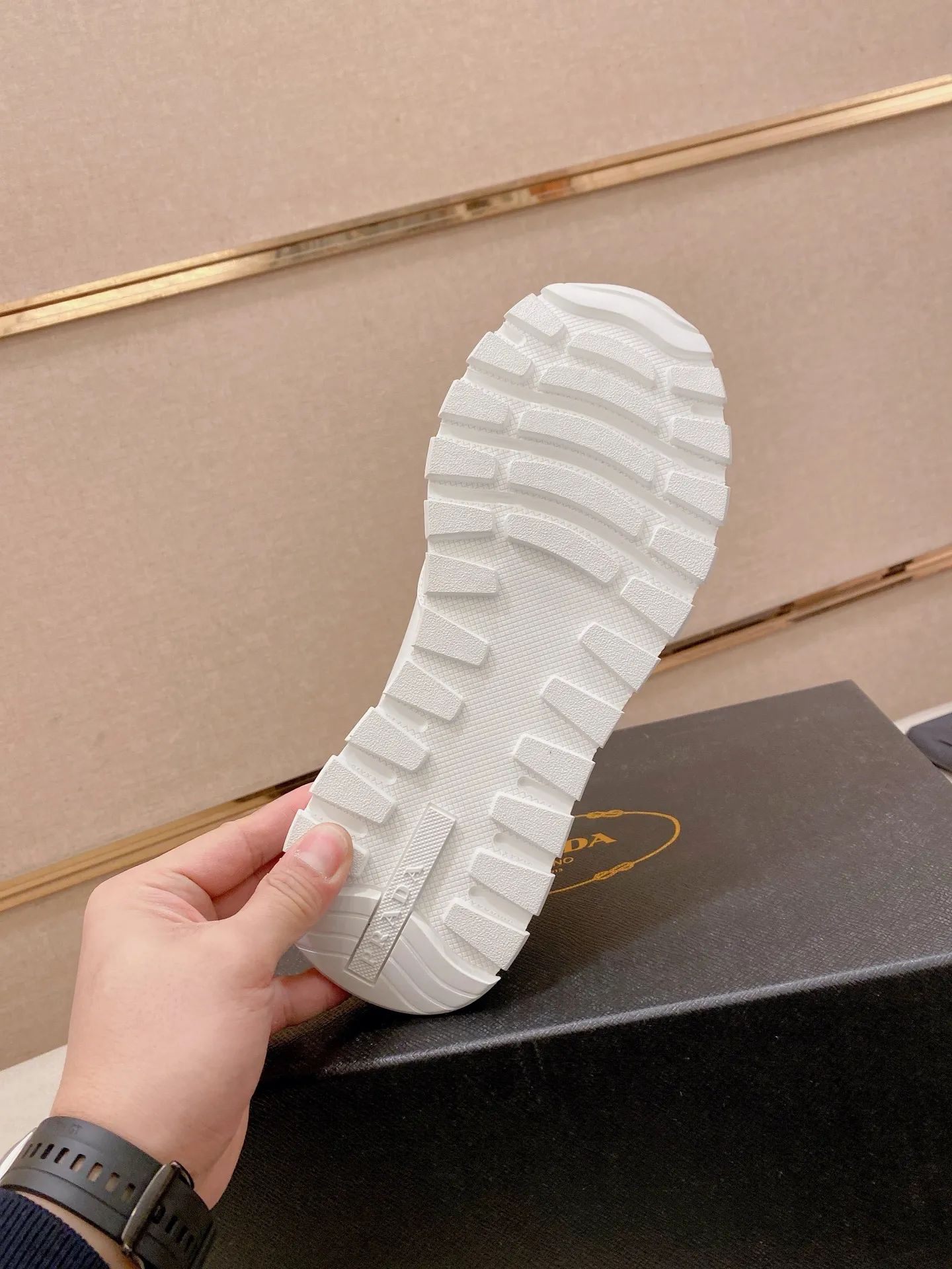 Factory price 600💰 ✔️✔️✔️Higher version High-quality new PRADA (Prada) counters are on the market at the same time. The new men's shoes and 😘fabrics are made of selected first-layer cowhide with superb craftsmanship. Lining: Full cowhide lining. 👍🏿 High-end ☄️ air-cushion molded anti-slip rubber outsole, exquisite lines, simple and elegant, comfortable and high-end for leisure travel. Code number: 38 to 44. 45.46 customized